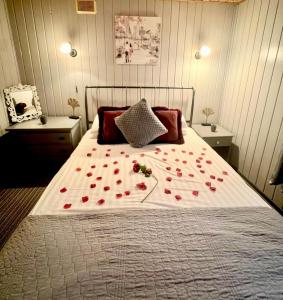 een slaapkamer met een bed met rozen erop bij Beech Lodge 5 Hot Tub in York