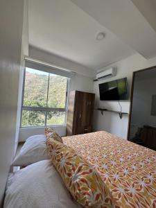 una camera con un letto e una grande finestra di Edén de Alejo - Apartamento - Lujo y Confort en San Jerónimo a San Jerónimo