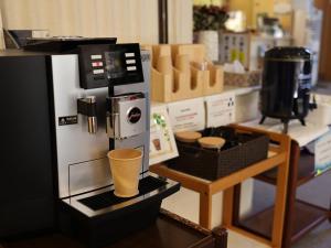 a kitchen with a coffee maker on a counter at 水と緑のやすらぎの宿　一の瀬 in Mishima