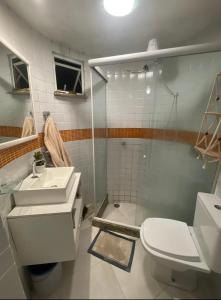 uma casa de banho com um WC, um lavatório e um chuveiro em Cabana Bela Vista em Búzios