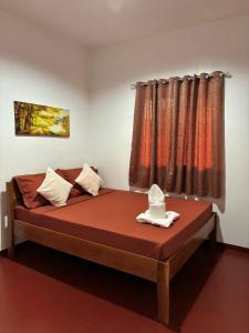 LUZVILLE Transient House - Port Barton في Itaytay: غرفة نوم بسرير وستارة ونافذة