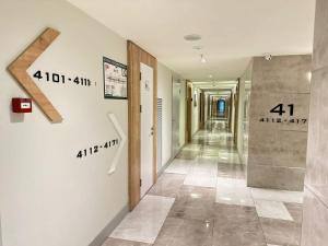 un corridoio con cabina doccia in un edificio di Queen apartments in batumi a Batumi