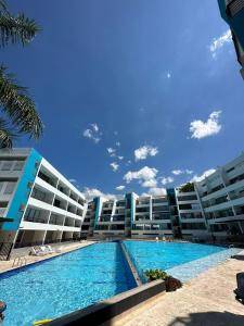 聖赫羅尼莫的住宿－Edén de Alejo - Apartamento - Lujo y Confort en San Jerónimo，大型公寓大楼,设有大型游泳池