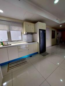Virtuvė arba virtuvėlė apgyvendinimo įstaigoje Suria Homes