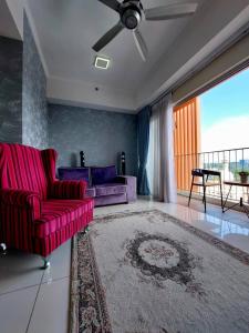 A seating area at Suria Homes