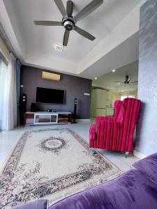 A seating area at Suria Homes