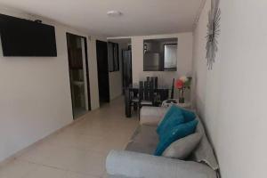 sala de estar con sofá y mesa en Casa Blanca en Ibagué