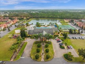 een luchtzicht op een resort met een zwembad en een parkeerplaats bij 4 Bedrooms- 3bathrooms- Paradise Palms 8986cp in Kissimmee
