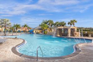een zwembad in een resort met een waterpark bij 4 Bedrooms- 3bathrooms- Paradise Palms 8986cp in Kissimmee