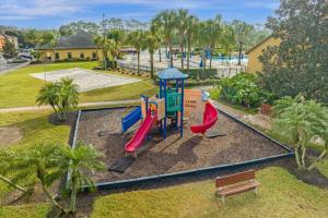 een speeltuin met een glijbaan in een park bij 4 Bedrooms- 3bathrooms- Paradise Palms 8986cp in Kissimmee