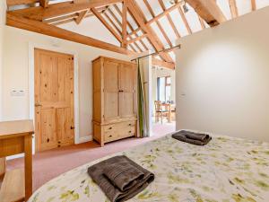 um quarto com uma cama e um armário de madeira em 1 Bed in Mattersey 93151 em Mattersey