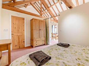 a bedroom with a bed and a wooden cabinet at 1 Bed in Mattersey 93151 in Mattersey