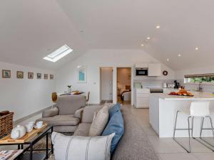 ein Wohnzimmer mit einem Sofa und einer Küche in der Unterkunft 1 Bed in Totnes 93061 in Marldon