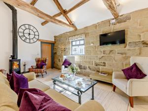 a living room with a stone wall at 2 Bed in Helmsley 93098 in Chop Gate