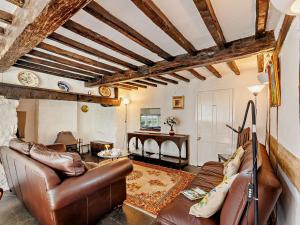 un soggiorno con divano e tavolo di 2 Bed in Machynlleth 93082 a Cemmaes