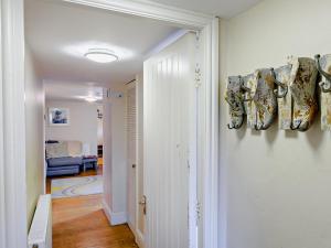une chambre avec un couloir dans l'établissement 1 Bed in Bowness-On-Windermere 93087, à Bowness-on-Windermere