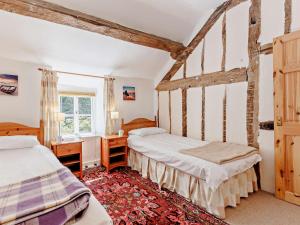 una camera con 2 letti e una scrivania di 2 Bed in Machynlleth 93082 a Cemmaes