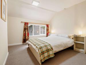 a bedroom with a large bed and a window at 3 Bed in Machynlleth 93083 in Cemmaes
