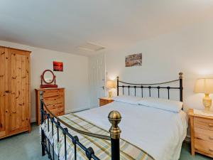 מיטה או מיטות בחדר ב-2 Bed in Machynlleth 93079