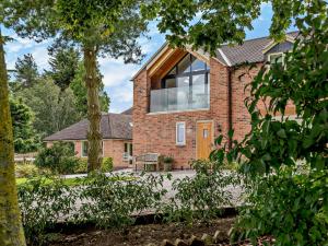 ein Backsteinhaus mit einem großen Fenster in der Unterkunft 1 Bed in Melton Mowbray 93068 