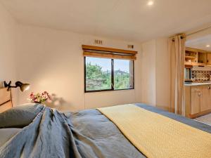 Кровать или кровати в номере 1 Bed in Bantham 93126