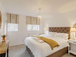 a bedroom with a large bed with a blanket on it at 2 Bed in Knaresborough 91968 in Knaresborough