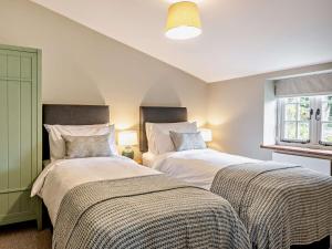 dos camas sentadas una al lado de la otra en un dormitorio en 2 Bed in Barnstaple 5mls N 93025, en Chapelton