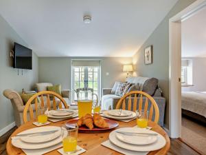 comedor con mesa y sillas y sala de estar en 2 Bed in Barnstaple 5mls N 93024 en Chapelton