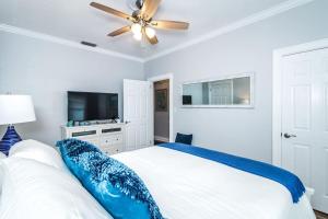 Florida Southern Luxury Cottage Retreat في ليكلاند: غرفة نوم عليها سرير ومخدات زرقاء
