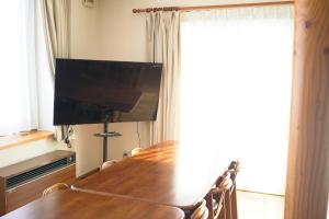 TV a/nebo společenská místnost v ubytování TESHIKAGA HOSTEL MISATO