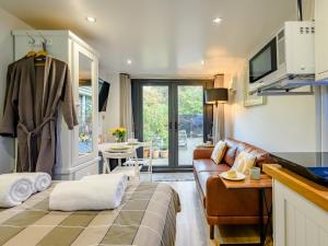 1 Bed in Highcliffe 90444 في هايكليف: غرفة معيشة مع أريكة وطاولة