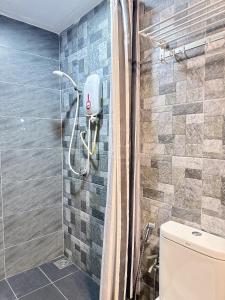 y baño con ducha y aseo. en Park View KLCC ,by DeLive Home en Kuala Lumpur