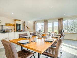 una sala da pranzo con un grande tavolo in legno e sedie di 5 Bed in Brecon 90660 a Lower Chapel