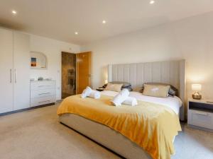 1 dormitorio con 1 cama grande y 2 almohadas en 2 Bed in Sandown 90013, en Sandown