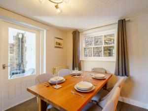 a dining room with a wooden table and chairs at 2 Bed in Sedbergh 89266 in Milnthorpe