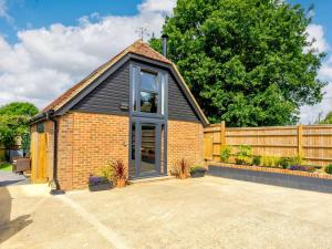 a small brick building with a window and a fence at 1 Bed in Sissinghurst 88466 