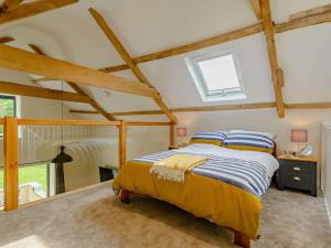 - une chambre avec un lit dans une pièce dotée de plafonds en bois dans l'établissement 2 Bed in Glastonbury 88772, à West Pennard