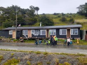 um grupo de pessoas em pé na frente de um trem em Refugio Jemmy Button em Puerto Williams