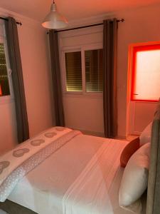 sypialnia z dużym łóżkiem i oknem w obiekcie Mirleft Seaside Horizon w mieście Mirleft