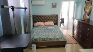 a bedroom with a bed and a dresser at Studio with private entrance and bath near Beach, Unit 4 in San Juan