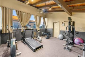 フェデラルウェイにあるCasa Bella Homes - Top floor 2-BR 1 Bath Condo, Centrally locatedのジム(各部屋のエクササイズ機器付)