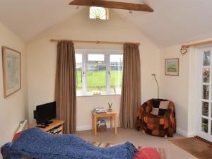 a living room with a blue couch and a window at 2 Bed in Stratford-upon-Avon CC025 in Ilmington