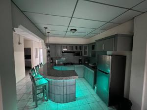 a kitchen with a island in the middle of it at Casita Leao - Juayua, Sonsonate in Juayúa