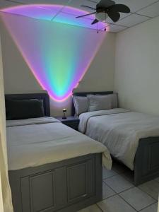 Ein Bett oder Betten in einem Zimmer der Unterkunft Casita Leao - Juayua, Sonsonate