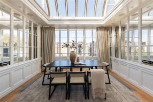 comedor con mesa y sillas en ARCORE Premium Apartments Eaton Place, en Londres