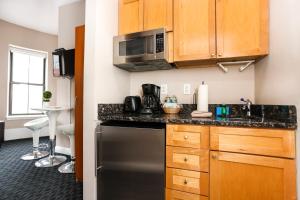 een keuken met een roestvrijstalen koelkast en een magnetron bij Stylish Studio in Boston Brownstone, C.Ave #21 in Boston