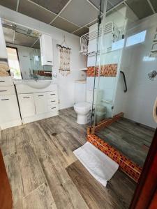 Ένα μπάνιο στο Apartamentos Bahia Fragata con vista al mar