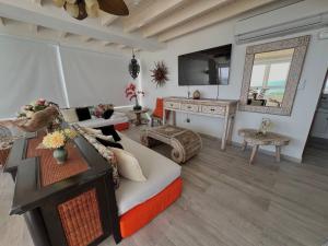 Μια τηλεόραση ή/και κέντρο ψυχαγωγίας στο Apartamentos Bahia Fragata con vista al mar