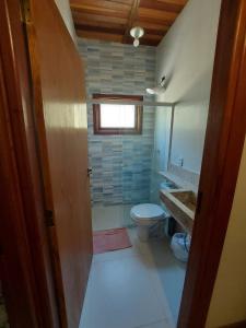 uma casa de banho com um WC e um lavatório em Chácara Igaratá Pé na Água Recanto Sol & Ariluma em Igaratá