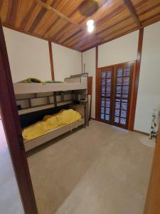 Cette chambre comprend 2 lits superposés. dans l'établissement Chácara Igaratá Pé na Água Recanto Sol & Ariluma, à Igaratá